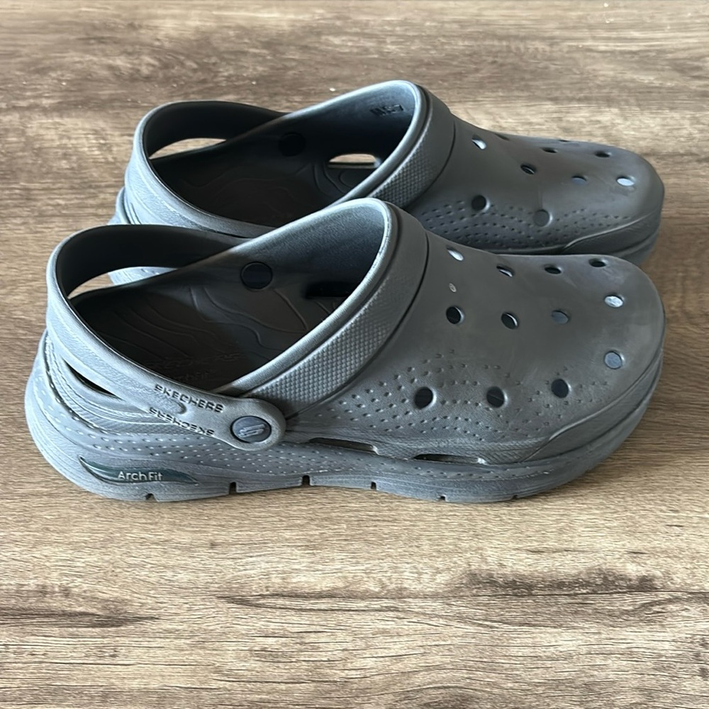Skechers arch fit faux crocs size 7